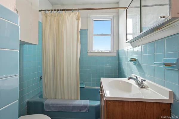 $599,000 | 71 Orchard Street, Lindenhurst, NY 11757