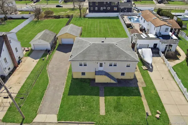 $599,000 | 71 Orchard Street, Lindenhurst, NY 11757