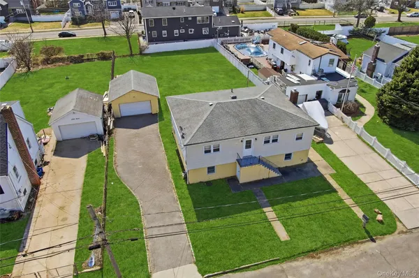 $599,000 | 71 Orchard Street, Lindenhurst, NY 11757