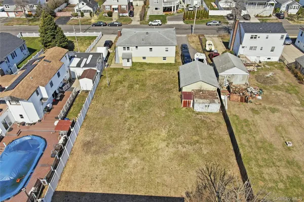 $599,000 | 71 Orchard Street, Lindenhurst, NY 11757