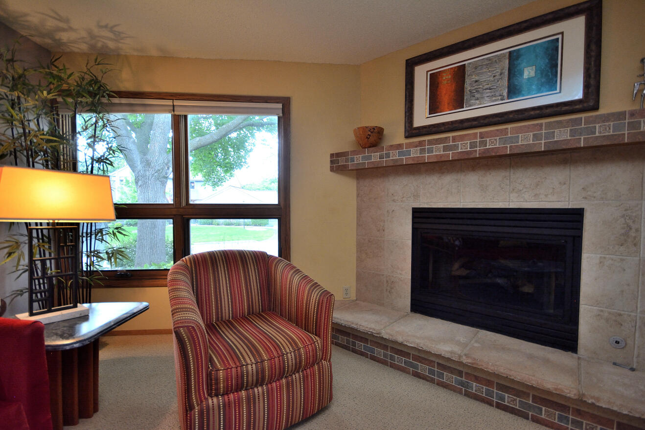 15651 West Ridge Road New Berlin, WI 53151 - Photo 5 of 27 LIVING ROOM