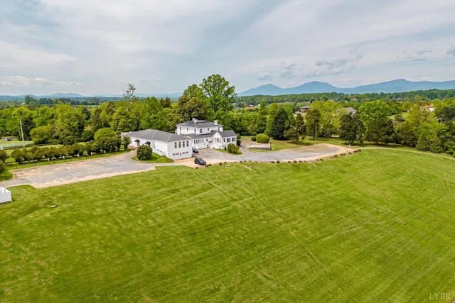 a view of a pathway both side of yard