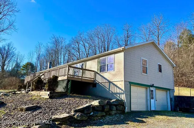 a view of a house with backyard