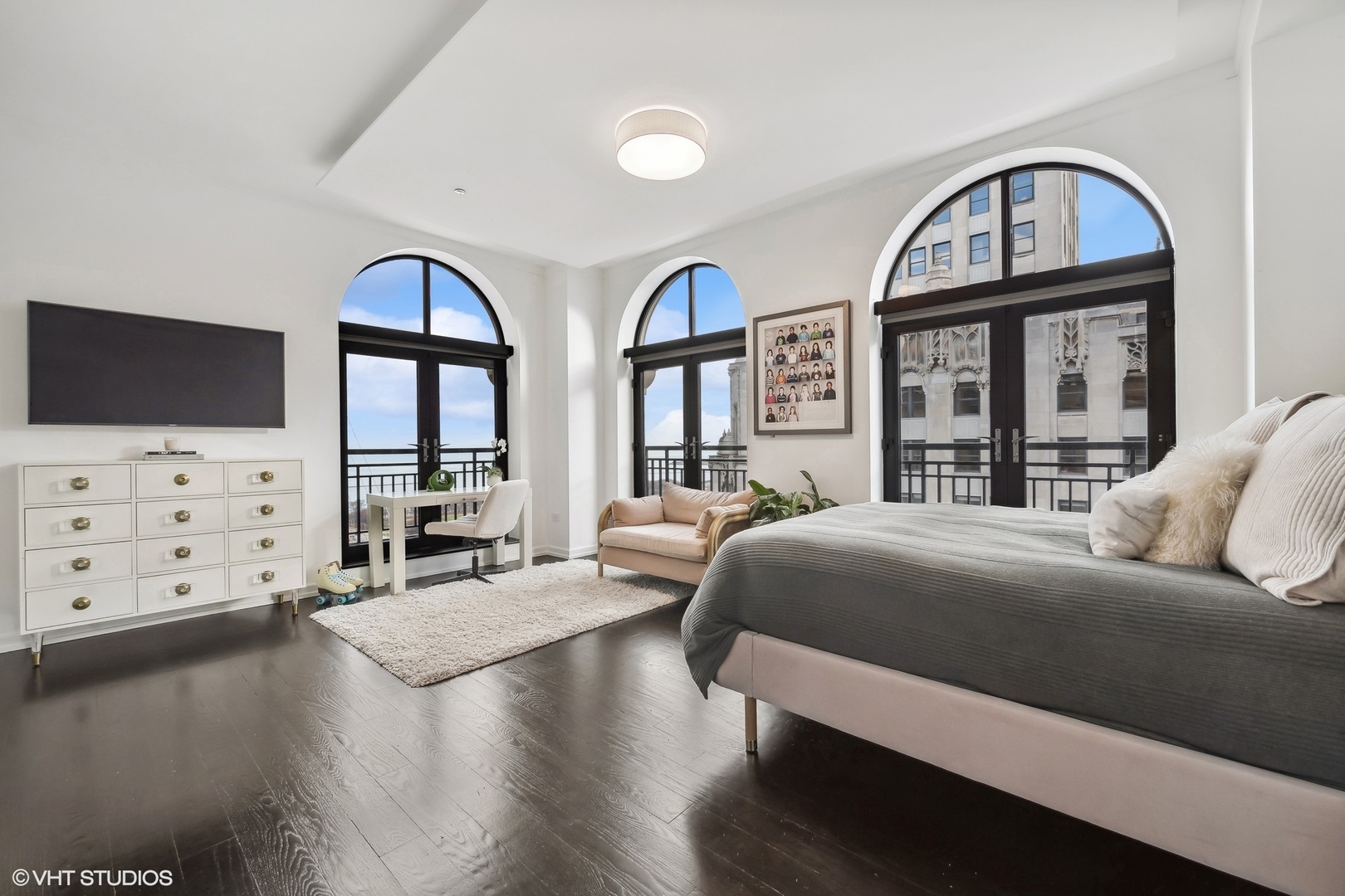 6 North Michigan Avenue, Unit 1901 Chicago, IL 60602 - Photo 29 of 54 a bedroom with bed and large windows