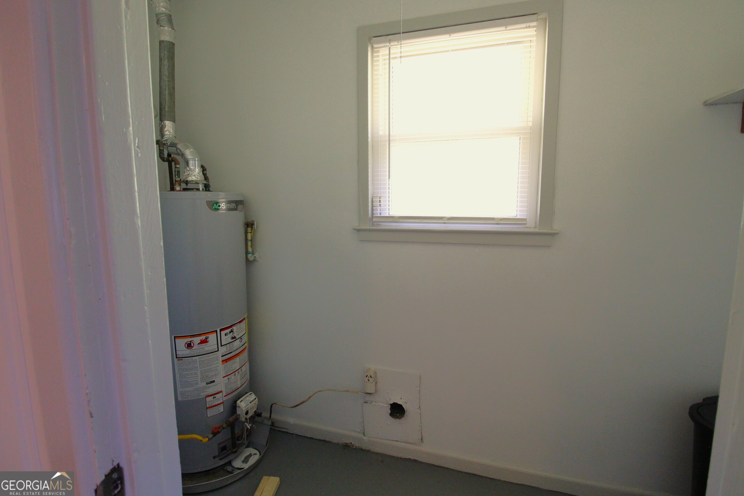 3589 Irwin Way Columbus, GA 31906 - Photo 10 of 25 a small space with a window