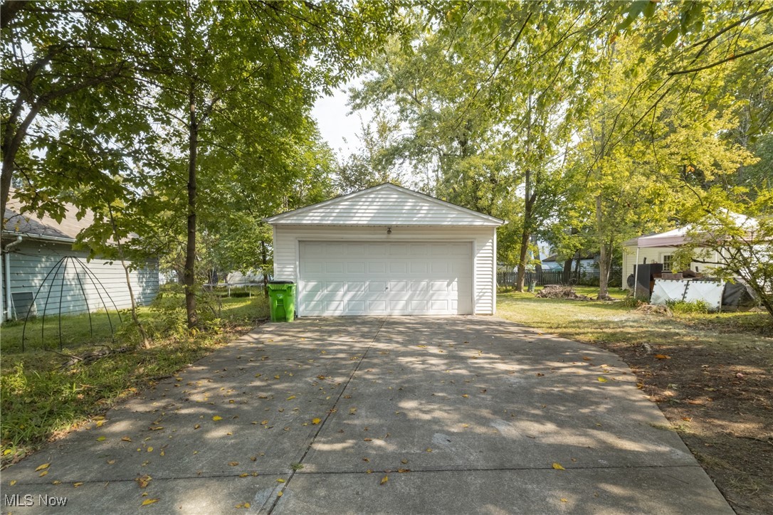 1319 Plainfield Road Cleveland, OH 44121 - Photo 44 of 49 Garage