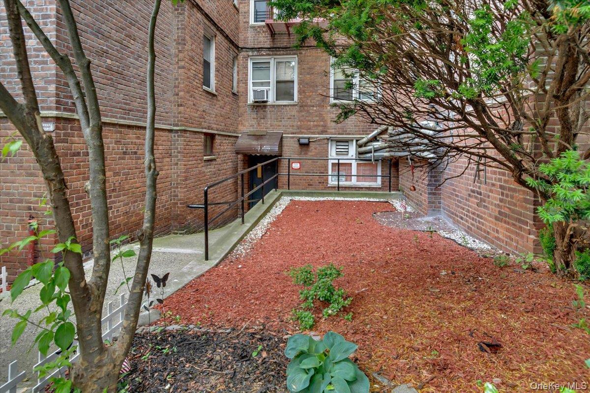 4265 Webster Avenue, Unit 5C Bronx, NY 10470 - Photo 20 of 21 a backyard of a house with lots of green space