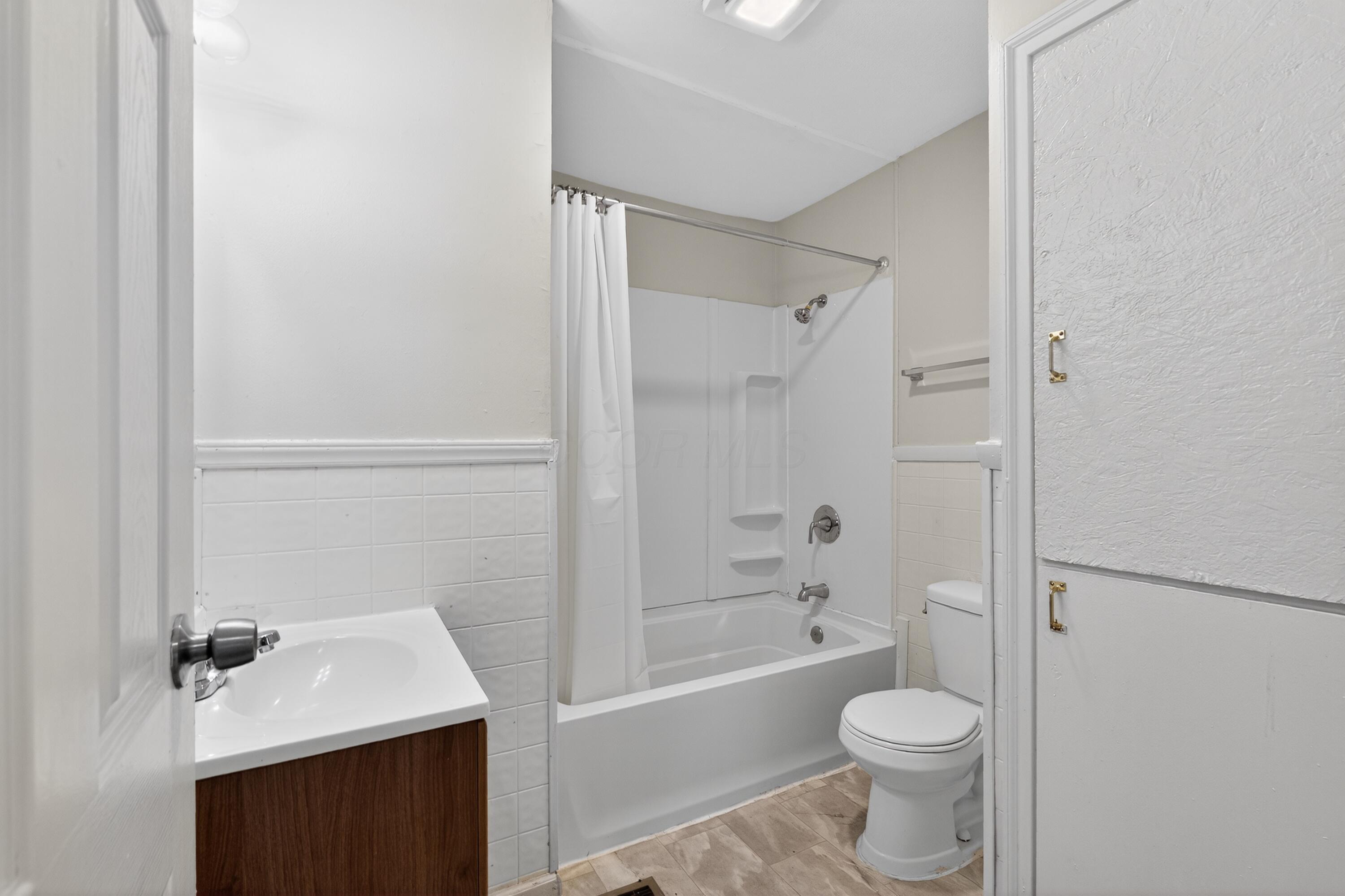 1024 South Kellner Road Columbus, OH 43209 - Photo 14 of 15 14_1024_S_Kellner_Rd-Bathroom-r-20