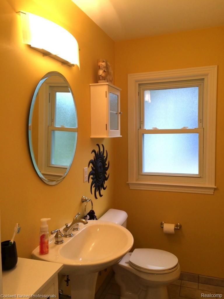 2902 Bamlet Road Royal Oak, MI 48073 - Photo 10 of 25 Half bath.jpg