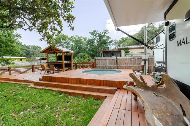 a view of a house with backyard