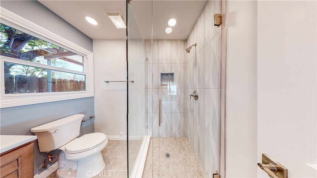 11165 Valley Spring Lane Studio City, CA 91602 - Photo 20 of 44 Spa Shower