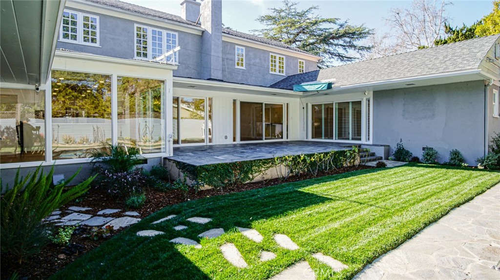 11165 Valley Spring Lane Studio City, CA 91602 - Photo 41 of 44 Lush Yard