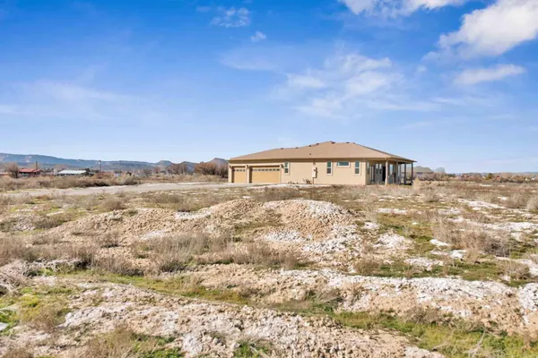 a view of houses with sky view