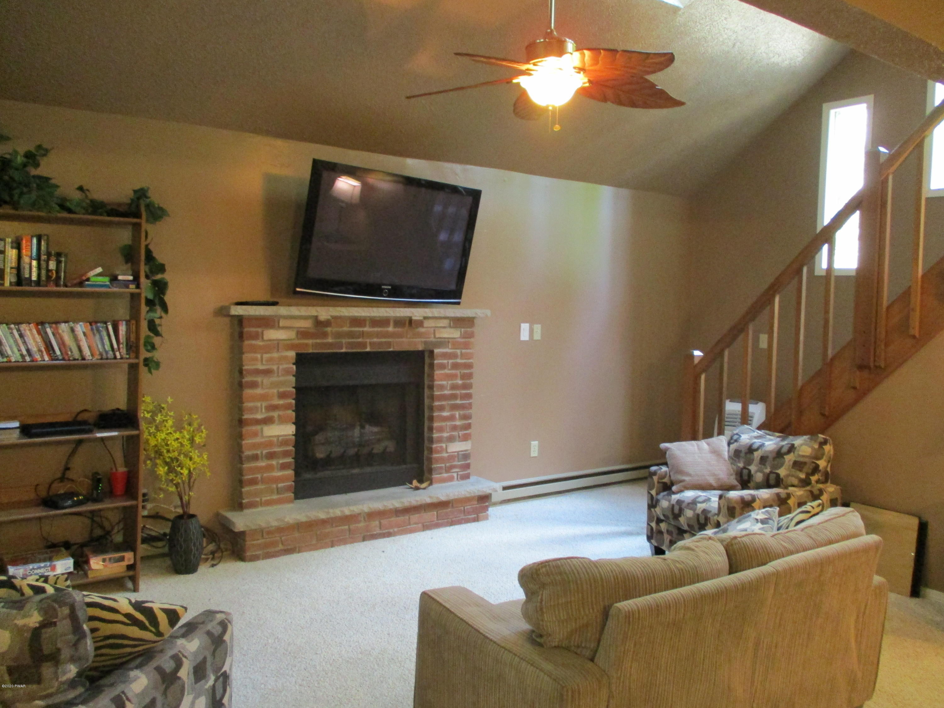 1027 Tomahawk Road Lake Ariel, PA 18436 - Photo 2 of 21 Living Room
