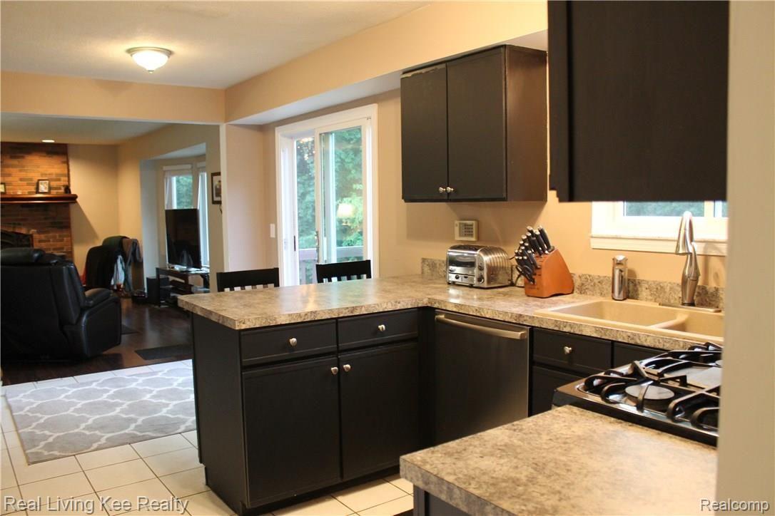 295 Whitney Drive Rochester, MI 48307 - Photo 11 of 42 IMG_5154.jpg