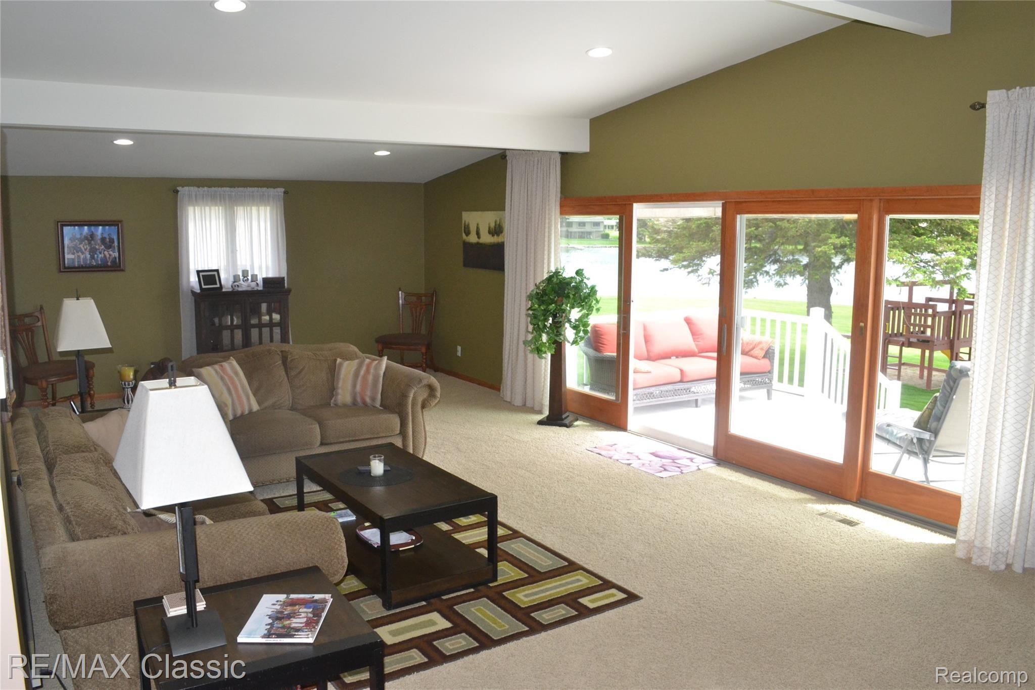 3901 East Commerce Road Commerce Township, MI 48382 - Photo 16 of 44 Living Room