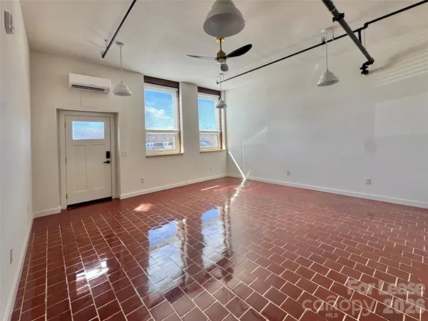 $1,295 | 510 South College Street, Unit 120, Morganton, NC 28655