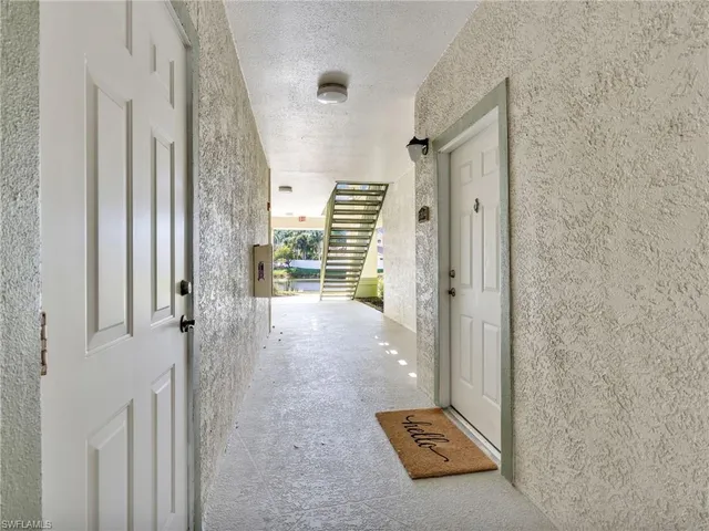 a view of livingroom with furniture
