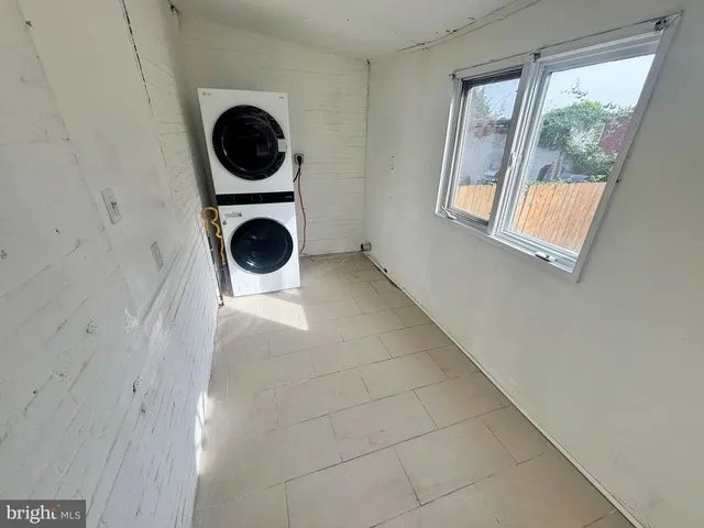 a view of entryway with washer and dryer