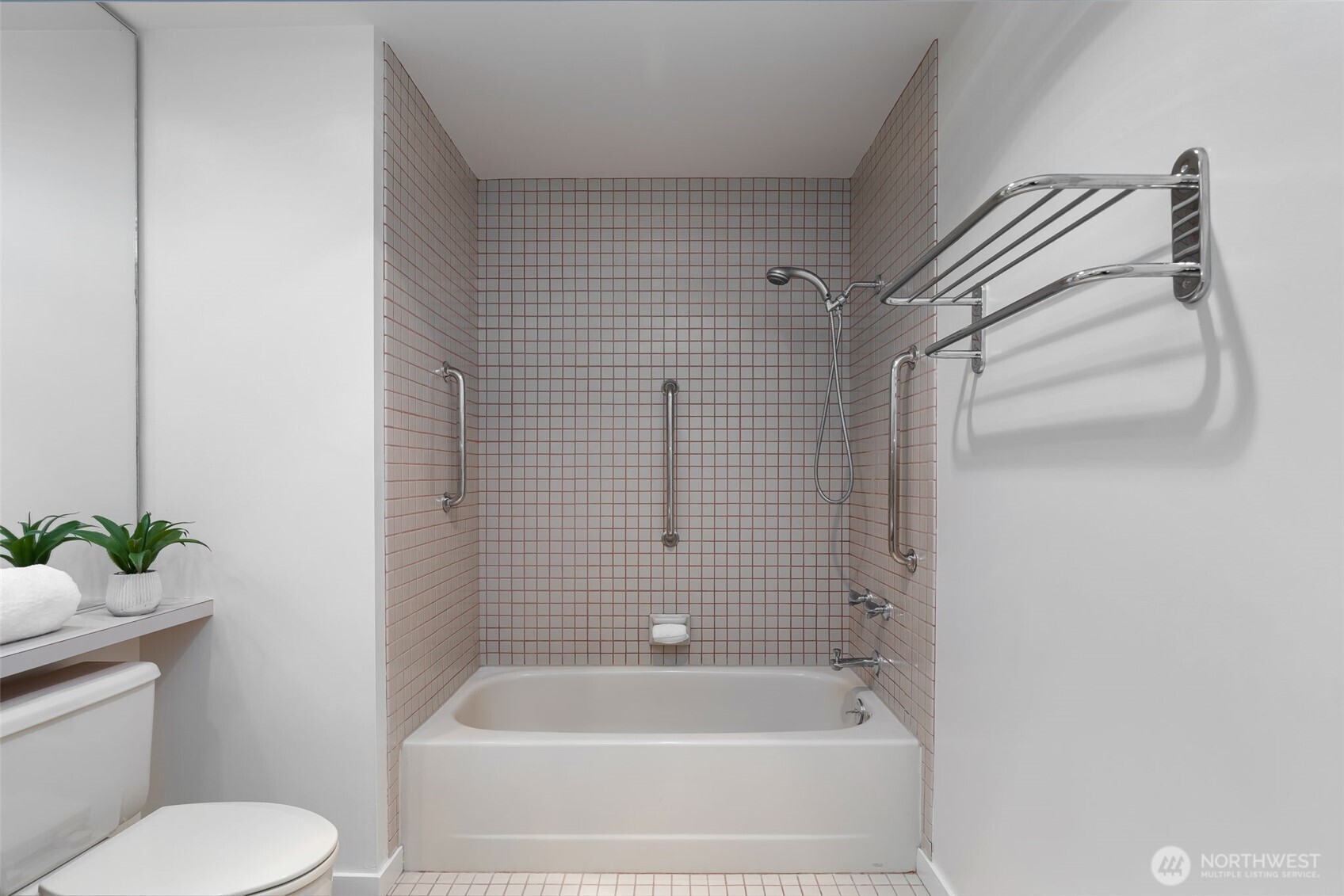 98 Union Street, Unit 408 Seattle, WA 98101 - Photo 23 of 30 a bathroom with a toilet and a bathtub