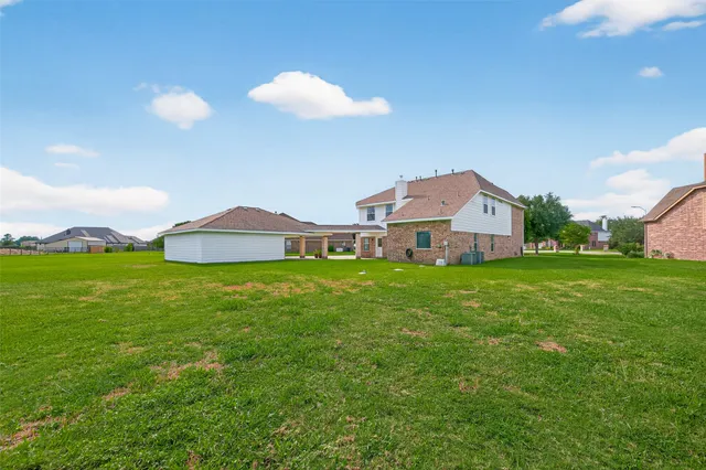 a view of yard with green space