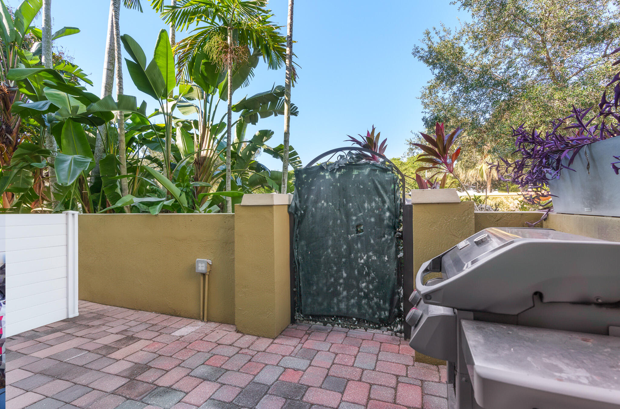 155 Monterey Bay Drive Boynton Beach, FL 33426 - Photo 30 of 37 a backyard of a house with lots of green space