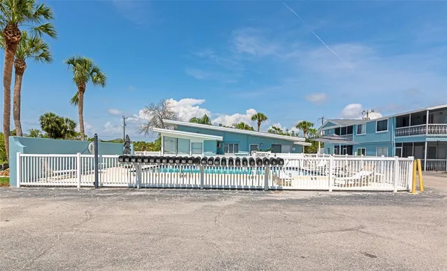 $375,000 | 170 Roosevelt Drive, Unit 2, Sarasota, FL 34236