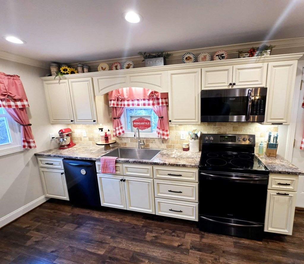 707 Middle Creek Road Cedar Bluff, VA 24609 - Photo 12 of 26 Gallery Image 12