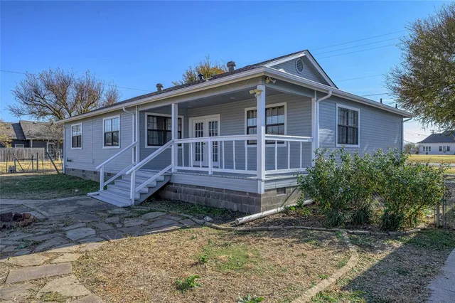 a view of front of a house with a yard