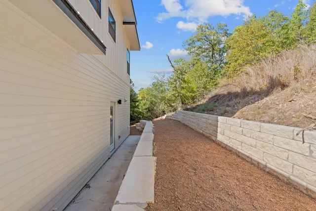a view of a house with backyard