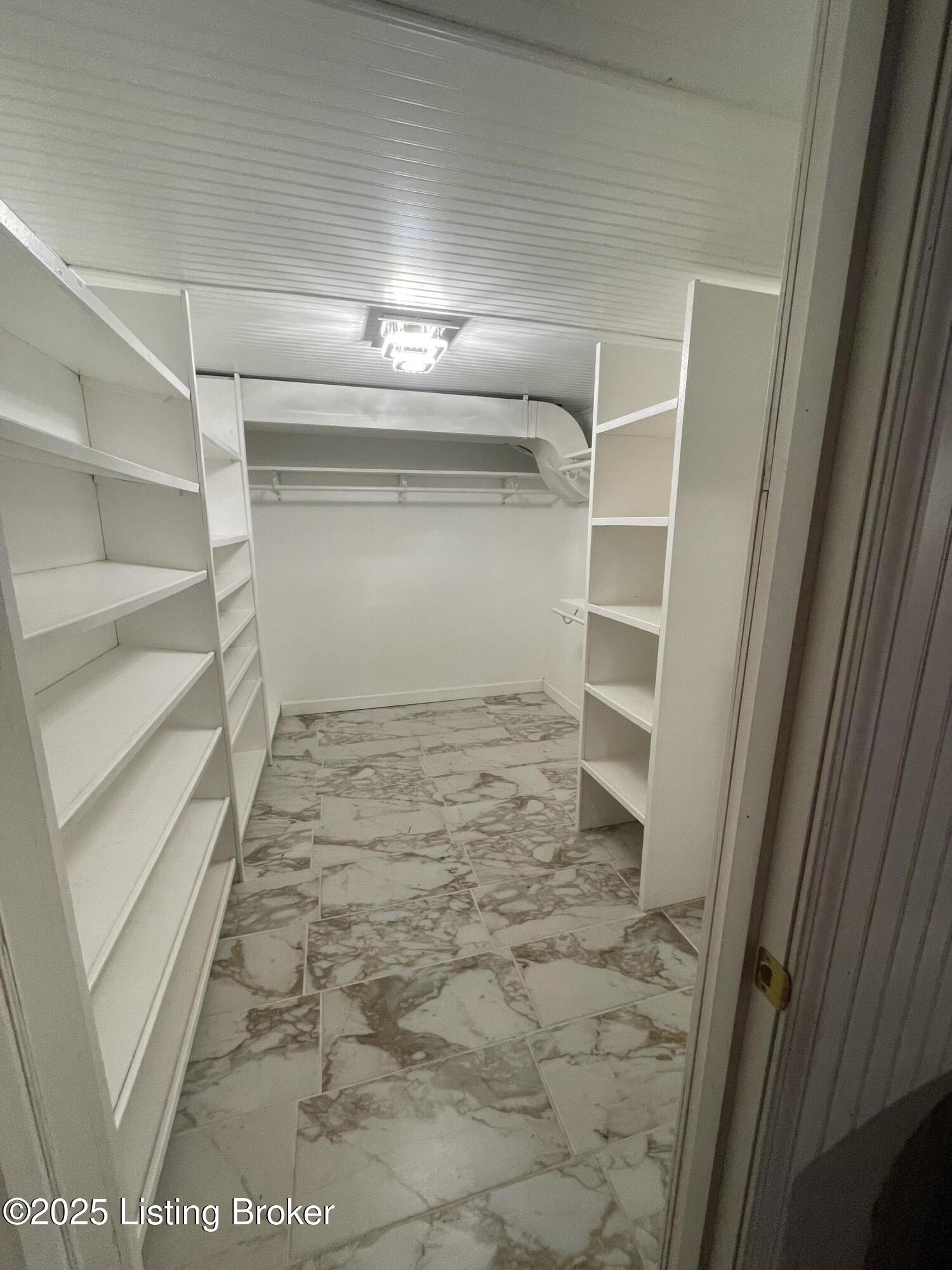 3405 Eva Road Louisville, KY 40216 - Photo 26 of 32 Built -in closet