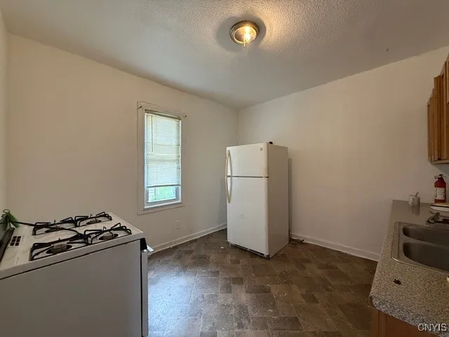 $950 | 1208 City Street, Unit 3, Utica, NY 13502