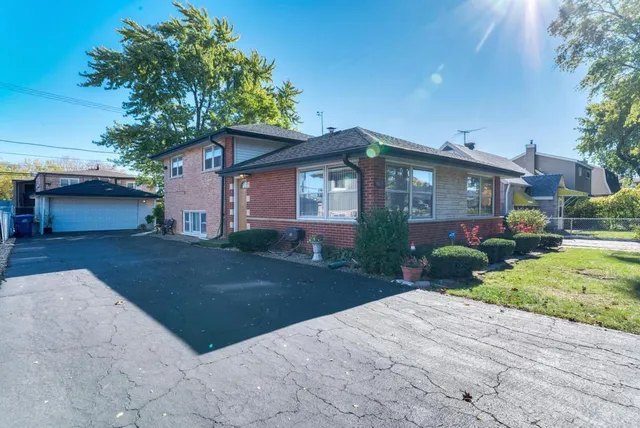 $3,150 | 9323 80th Court, Hickory Hills, IL 60457