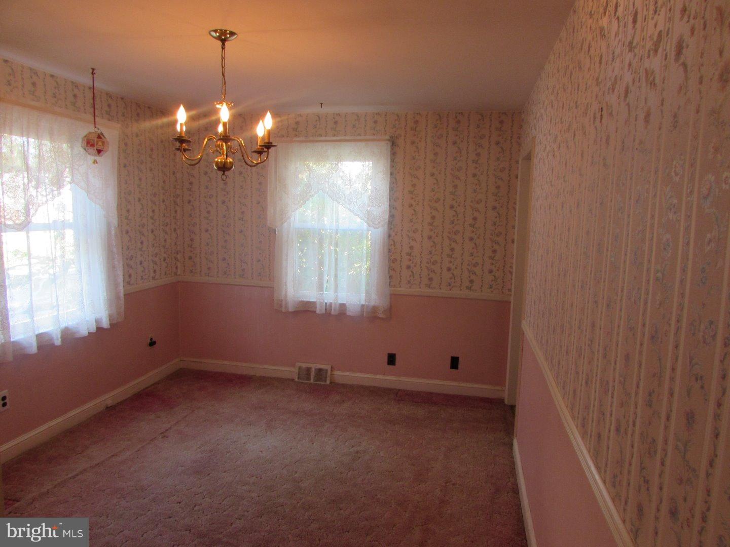 923 Village Road Folsom, PA 19033 - Photo 5 of 23 Dining Room