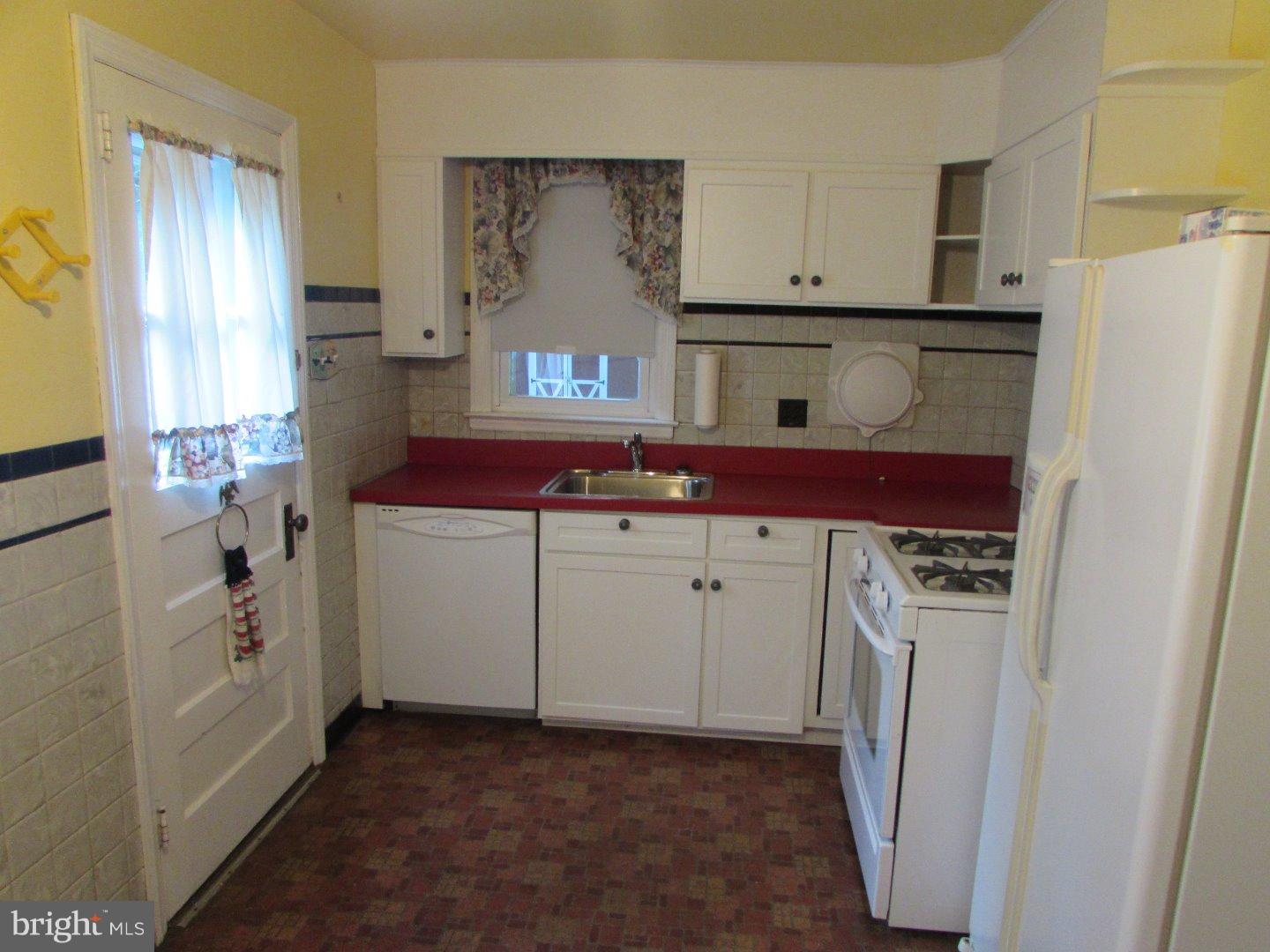 923 Village Road Folsom, PA 19033 - Photo 6 of 23 Kitchen