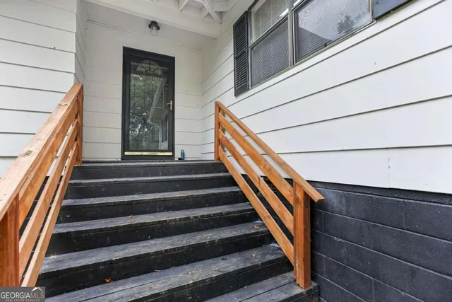 a view of entryway with a front door