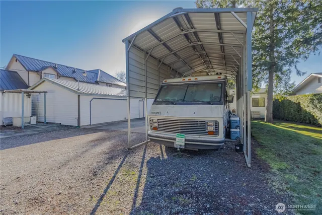 a view of a house with a yard