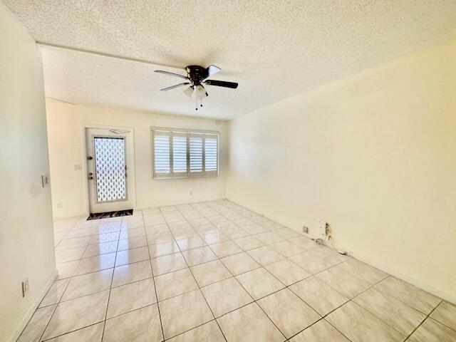 3004 Newcastle A Boca Raton, FL 33434 - Photo 5 of 47 Living Area