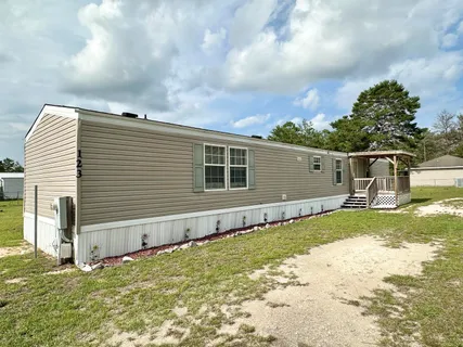 a view of back yard of the house