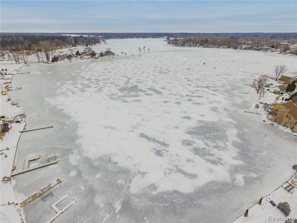 2193 South Long Lake Road Fenton, MI 48430 - Photo 5 of 62 2193 S Long Lake-62.jpg