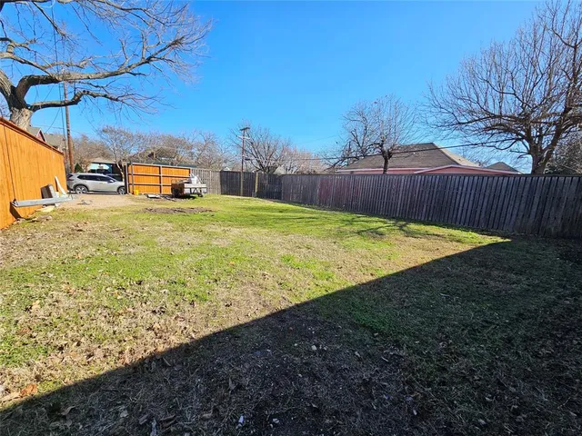 a view of a backyard with a house