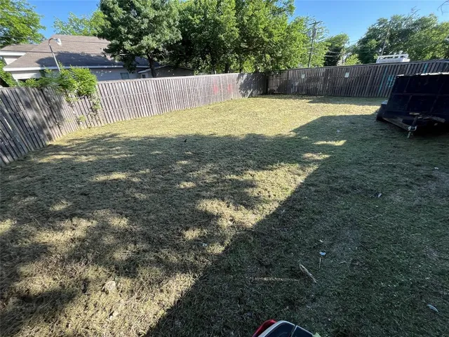 a view of a backyard