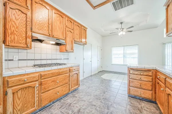 a view of a back yard