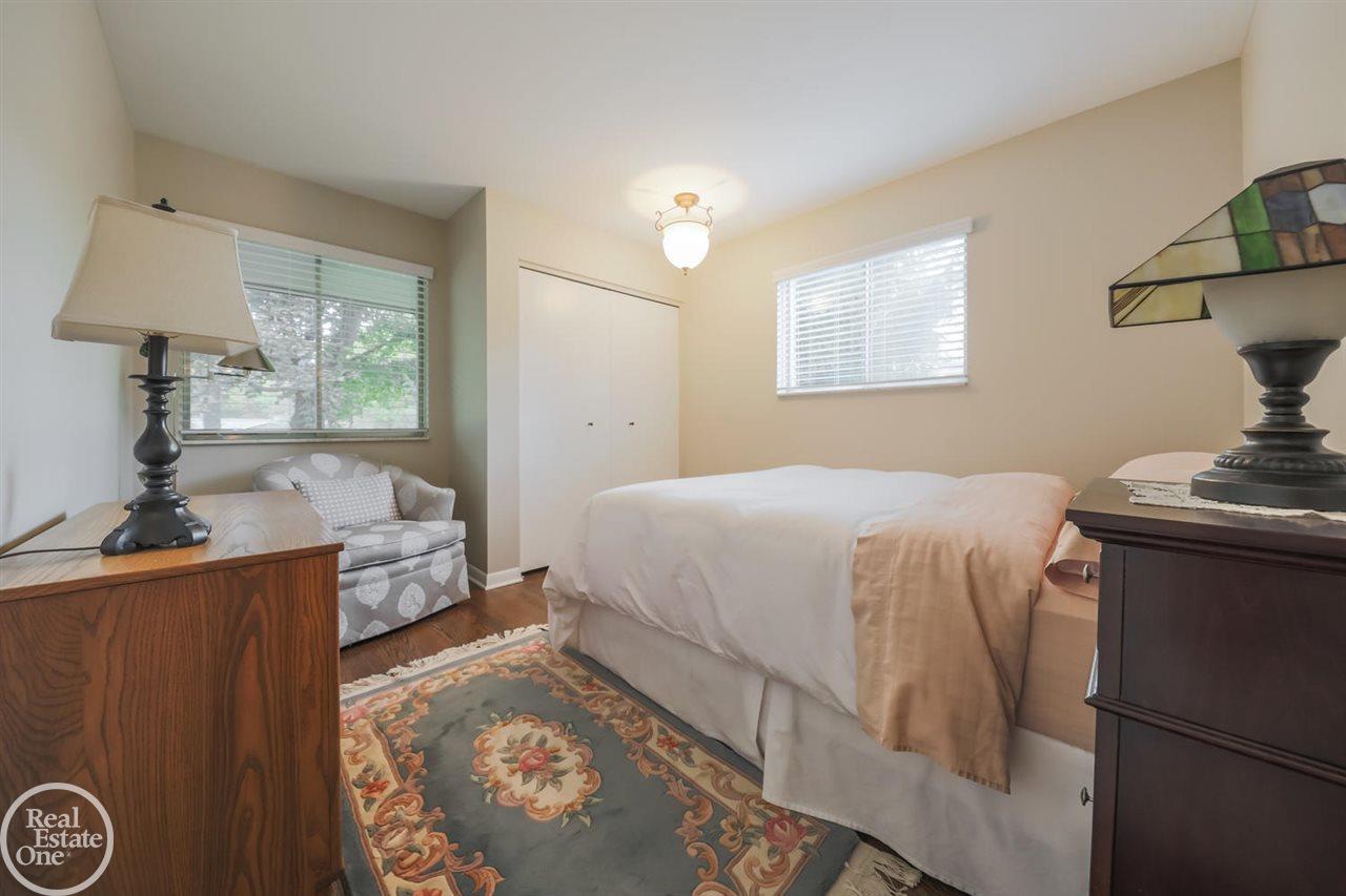 5517 Commerce Road West Bloomfield, MI 48324 - Photo 18 of 33 31363233-17.JPG