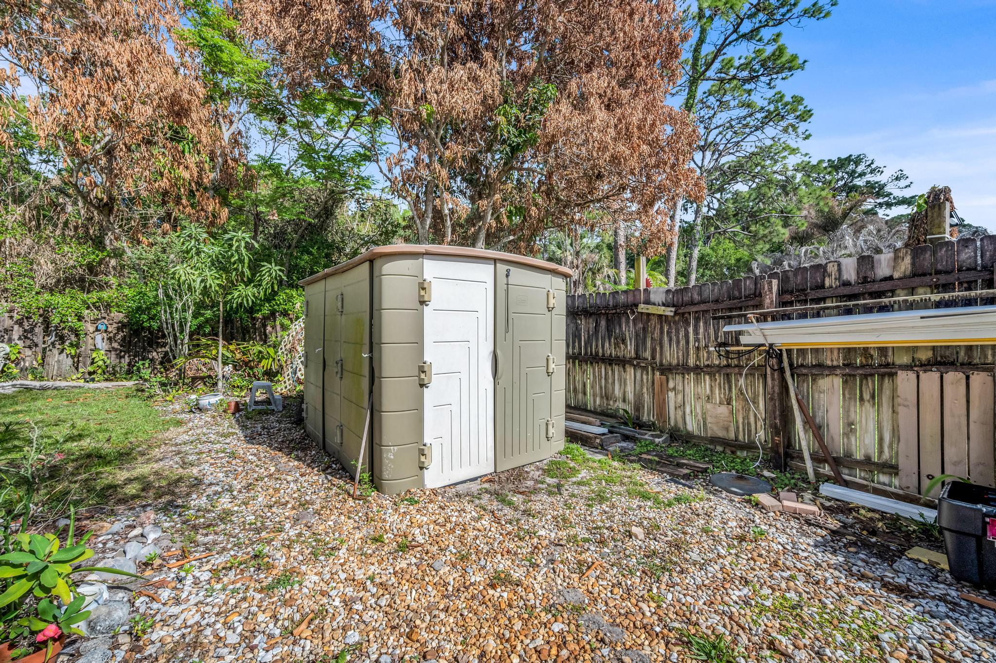 5406 Sunset Boulevard Fort Pierce, FL 34982 - Photo 26 of 33 a backyard of a house with lots of green space