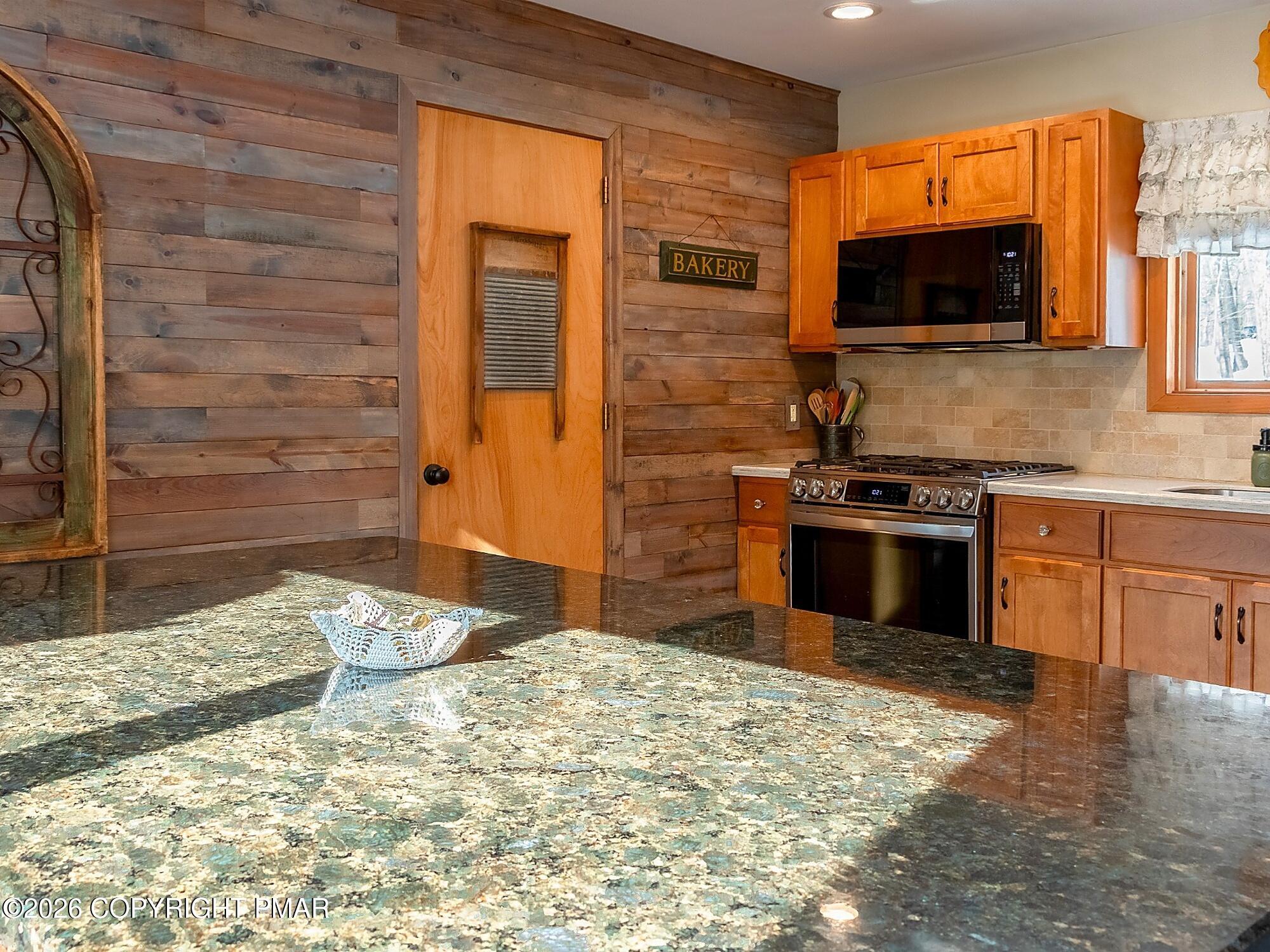 105 Hummingbird Trail Bushkill, PA 18324 - Photo 14 of 46 IMG_24