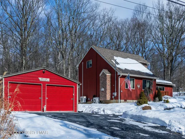 $318,000 | 105 Hummingbird Trail, Bushkill, PA 18324