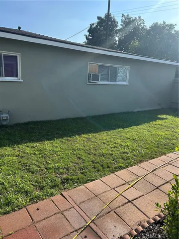 a view of a backyard with pathway