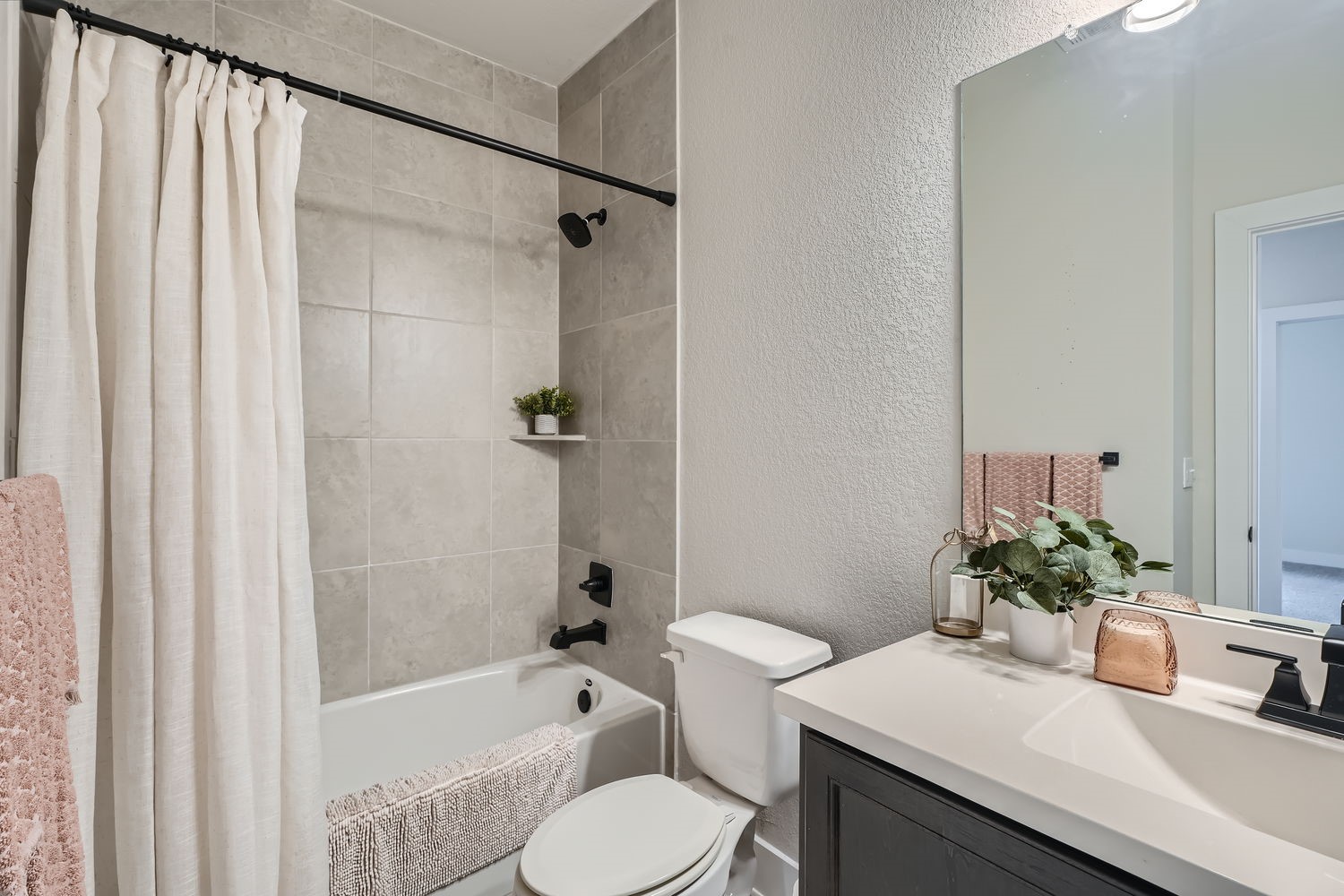 8319 Laughlin Lane Austin, TX 78744 - Photo 22 of 26 Full bath.