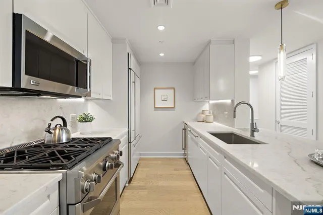 $1,288,000 | 1000 Ave At Port Imperial, Unit 306, Weehawken, NJ 07086